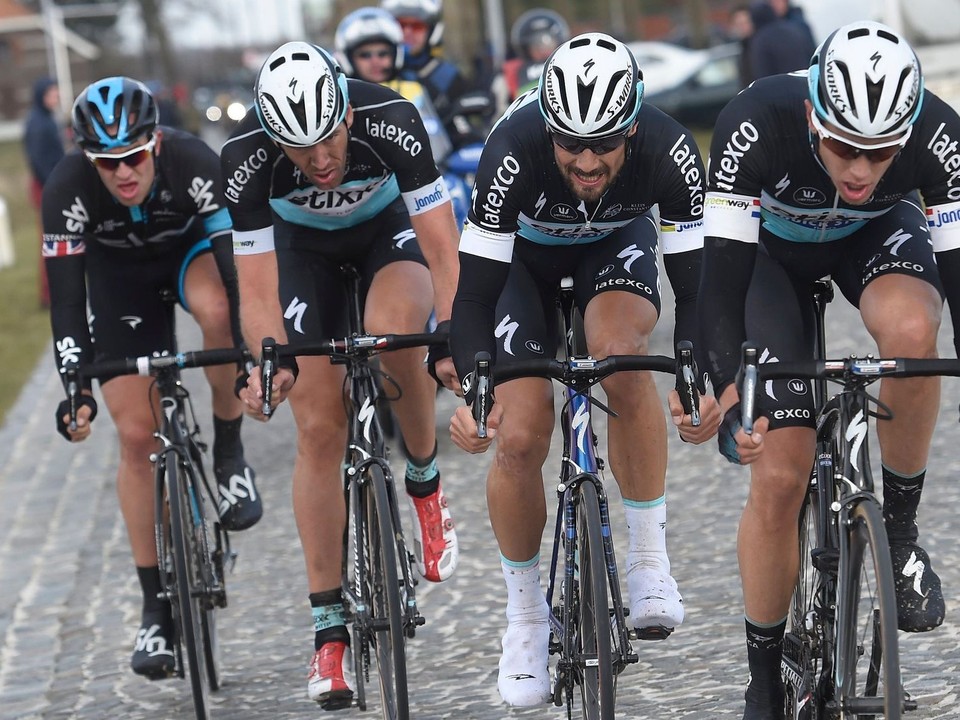 Ian Stannard (vľavo) zdolal trojicu jazdcov Quick-Stepu na Omloop Het Nieuwsblad 2015.