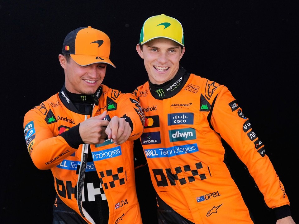 Jazdci McLarenu Oscar Piastri (vpravo) a Lando Norris.