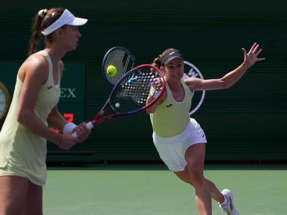 Slovenská tenistka Tereza Mihalíková (vľavo) s Britkou Oliviou Nichollsovou.