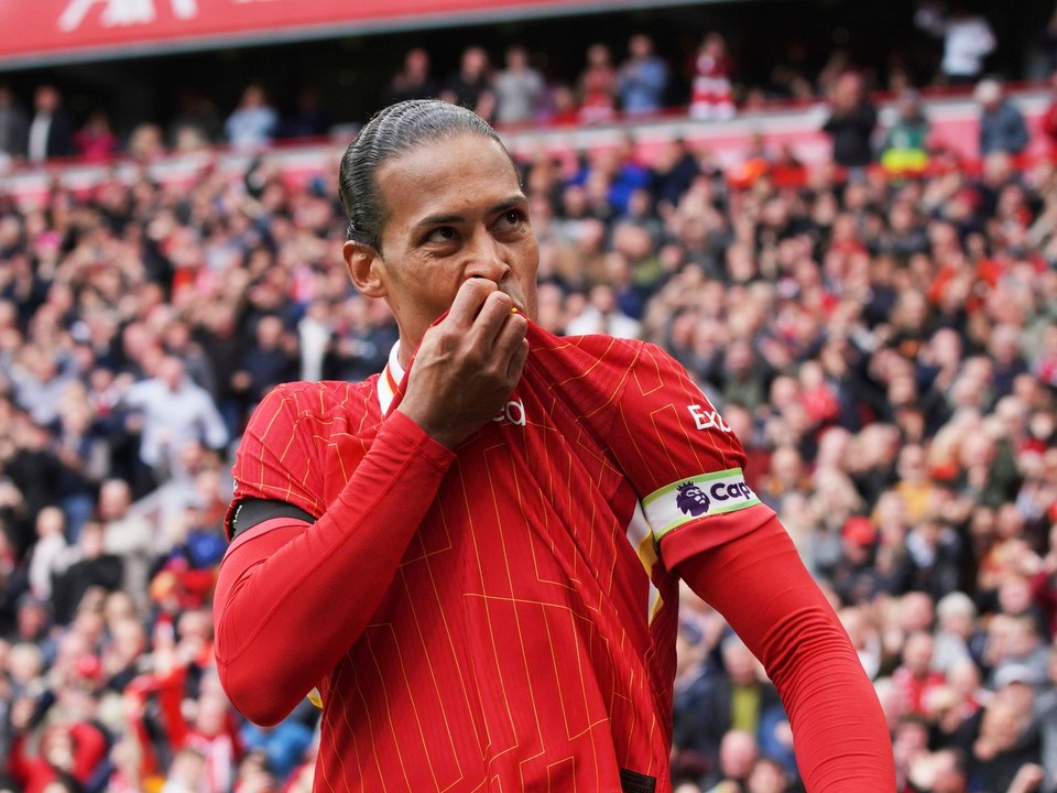 Virgil van Dijk bozkáva logo Liverpoolu pri oslave gólu.