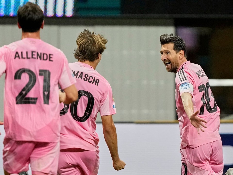 Lionel Messi (vpravo) oslavuje gól.