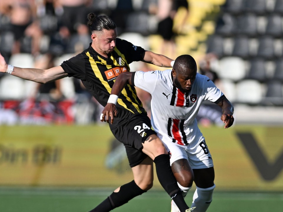 Na snímke sprava Cedric Badolo (Trnava) a Amor Layounin (Häcken) bojujú o loptu.