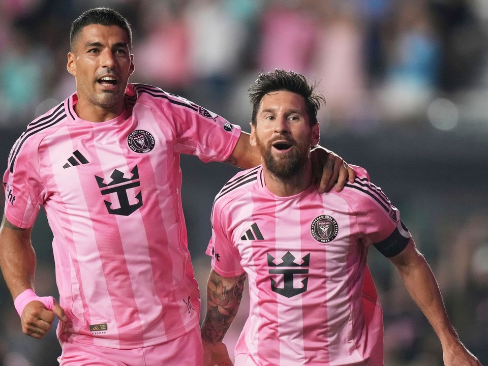 Futbalisti Interu Miami Lionel Messi (vpravo) a Luis Suárez sa tešia z gólu proti Nashvillu.