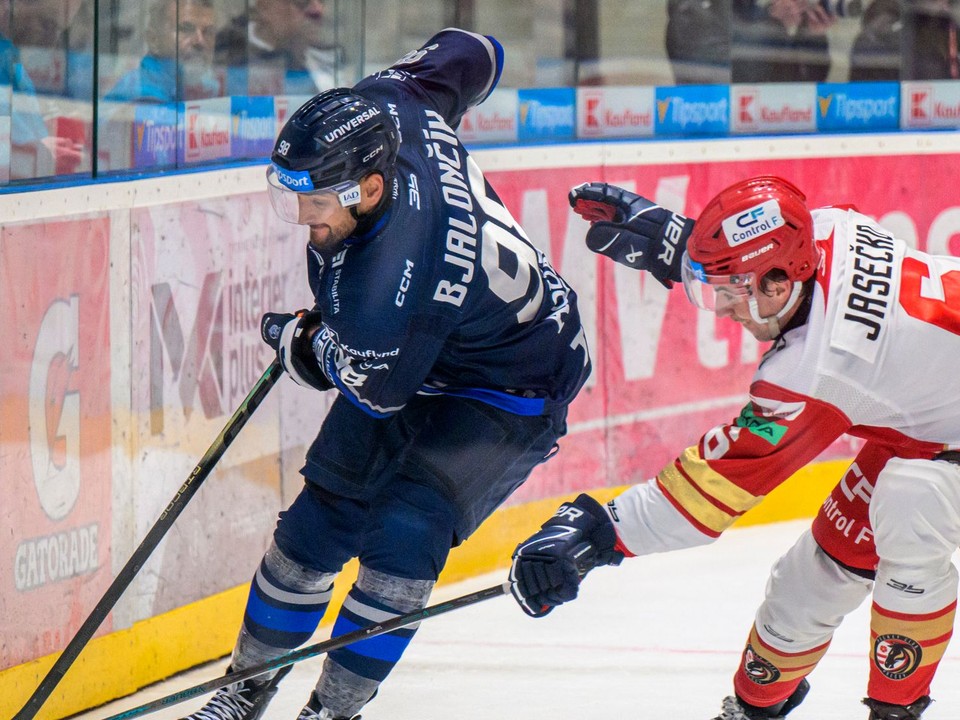 Vľavo Peter Bjalončík v drese HK Poprad.