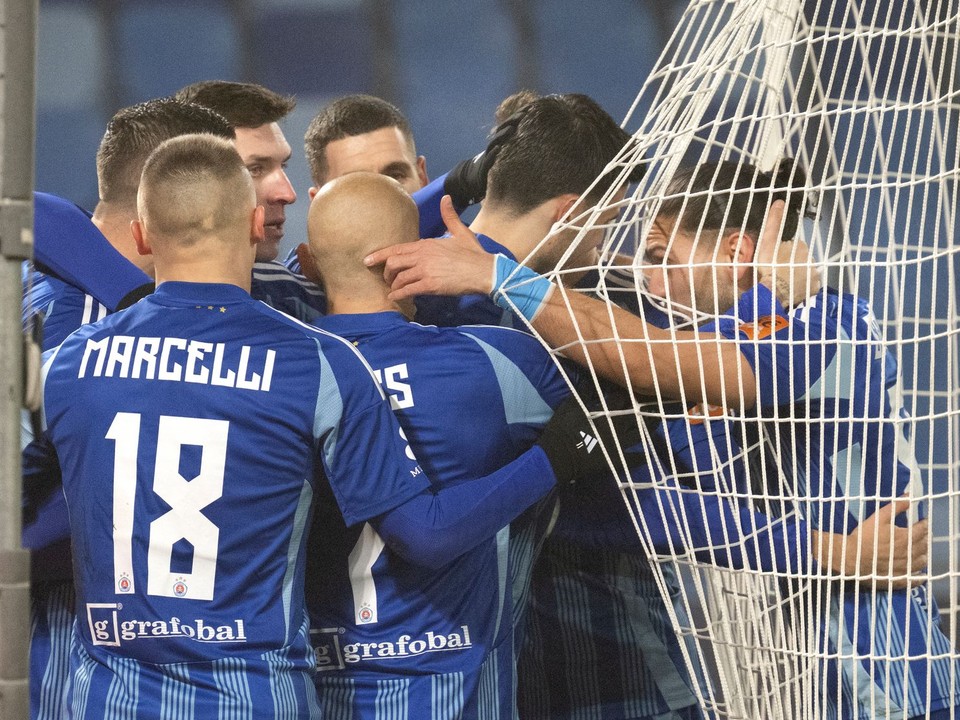 Futbalisti Slovana sa tešia z gólu.