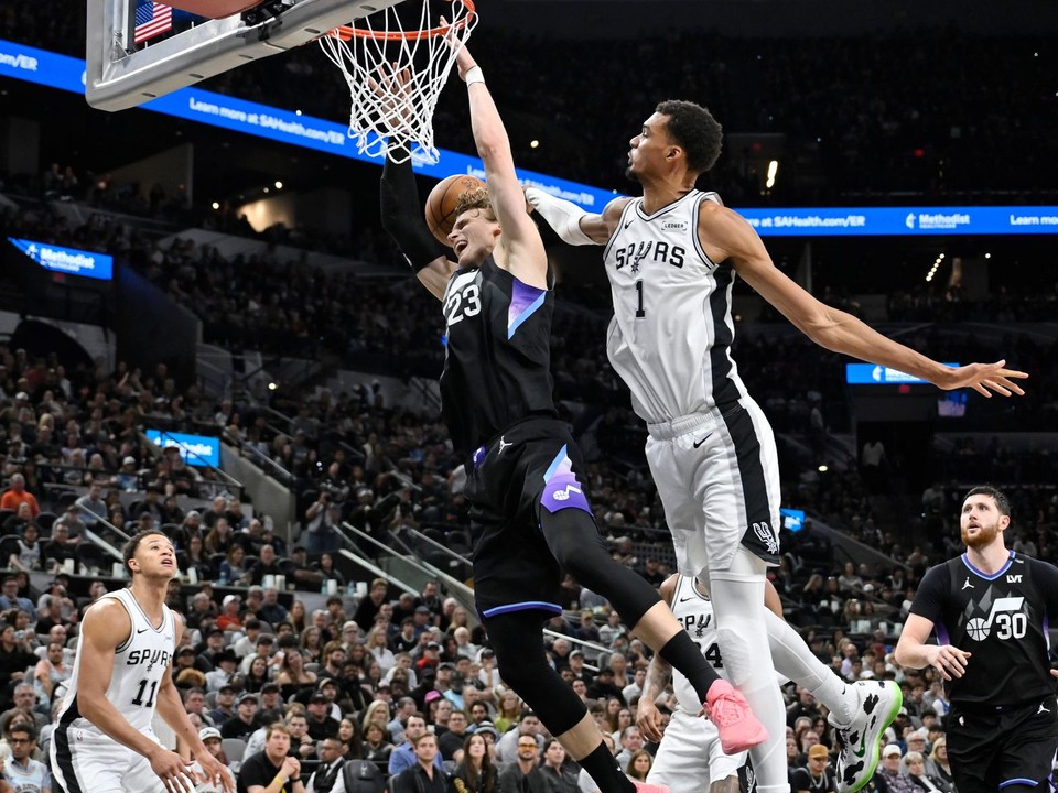 Victor Wembanyama s blokom v zápase proti Utahu.