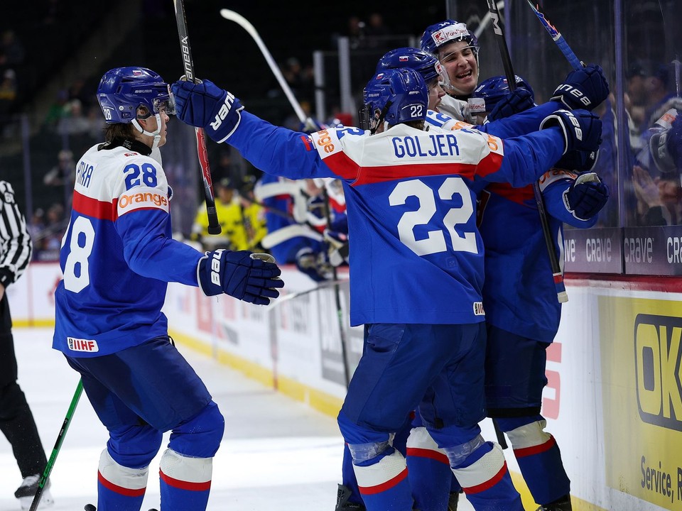 Radosť slovenských hokejistov po strelenom góle na MS U20.