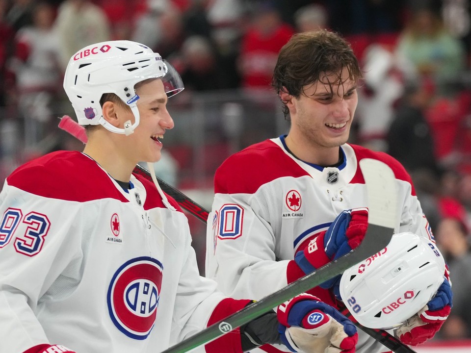 Juraj Slafkovský a Ivan Demidov oslavujú výhru Montrealu. 