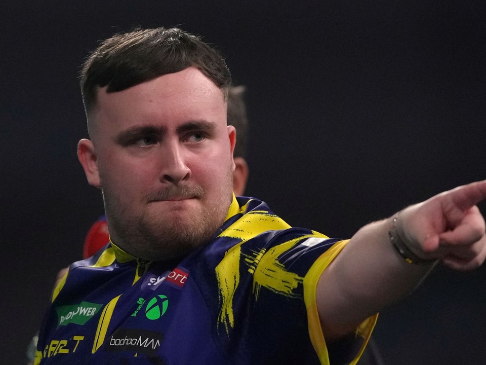 Angličan Luke Littler postúpil do finále MS v šípkach 2026.