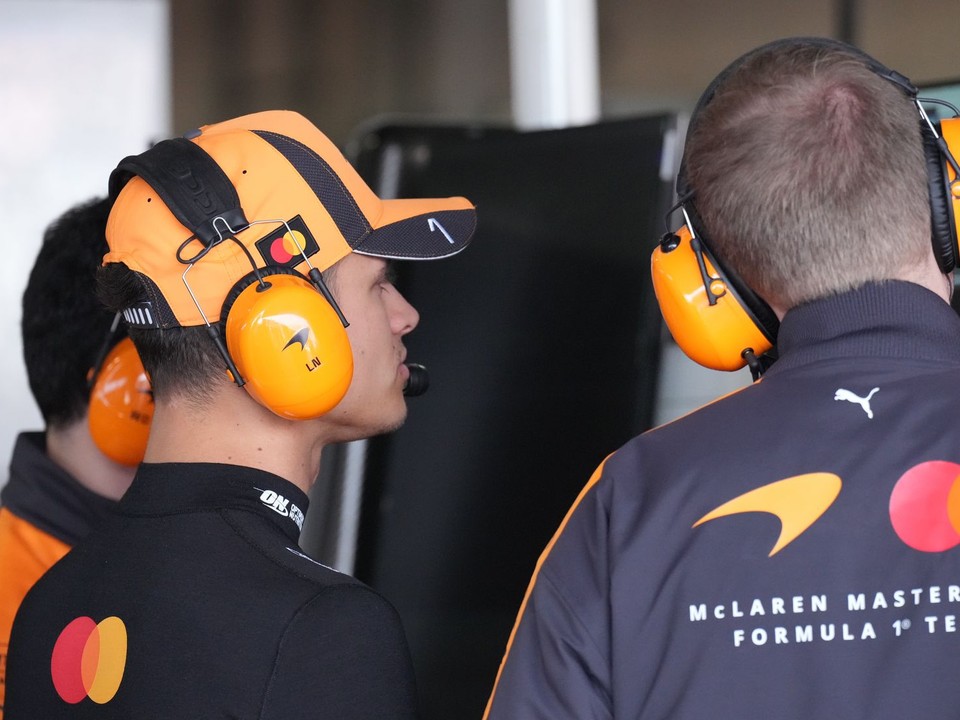 Lando Norris v garáži McLarenu počas Veľkej ceny Japonska.