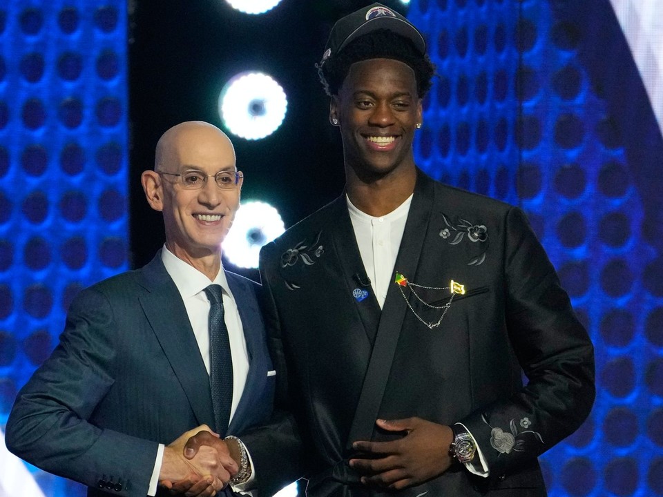 Vpravo jednotka draftu NBA AJ Dybantsa.