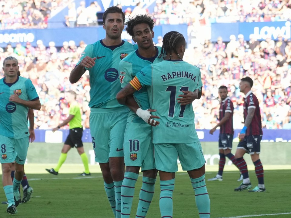 Futbalisti FC Barcelona oslavujú gól proti Levante.