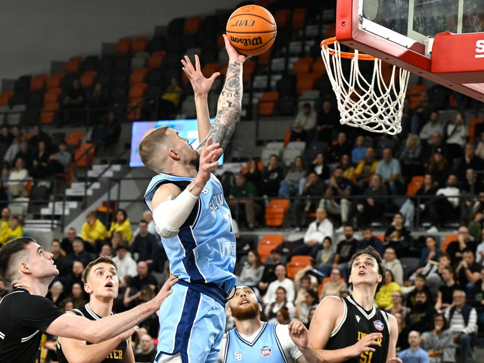 Na snímke v popredí Zoran Nikolič (Slovan) v zápase 7. kola Tipos SBL BC Slovan Bratislava – Inter Basket.