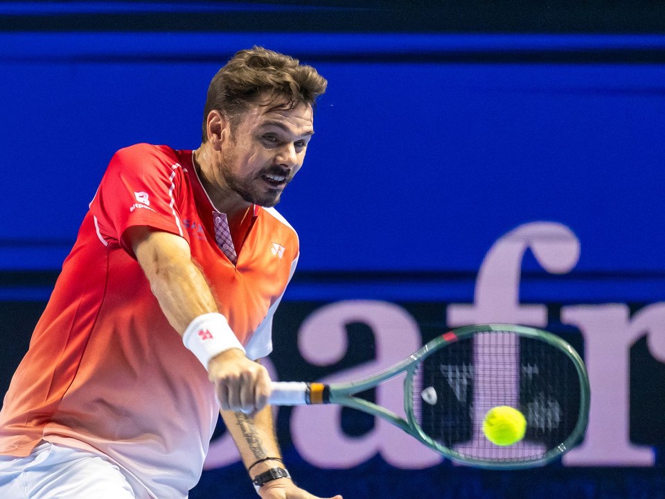 Švajčiarsky tenista Stan Wawrinka odvracia loptičku Čechovi Jiřímu Lehečkovi.