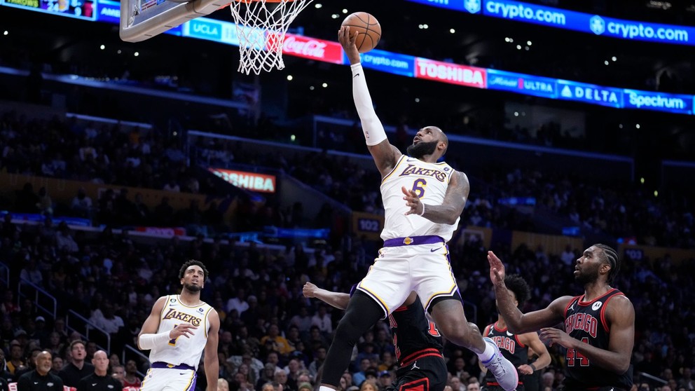 LeBron James zakončuje v drese Los Angeles Lakers.