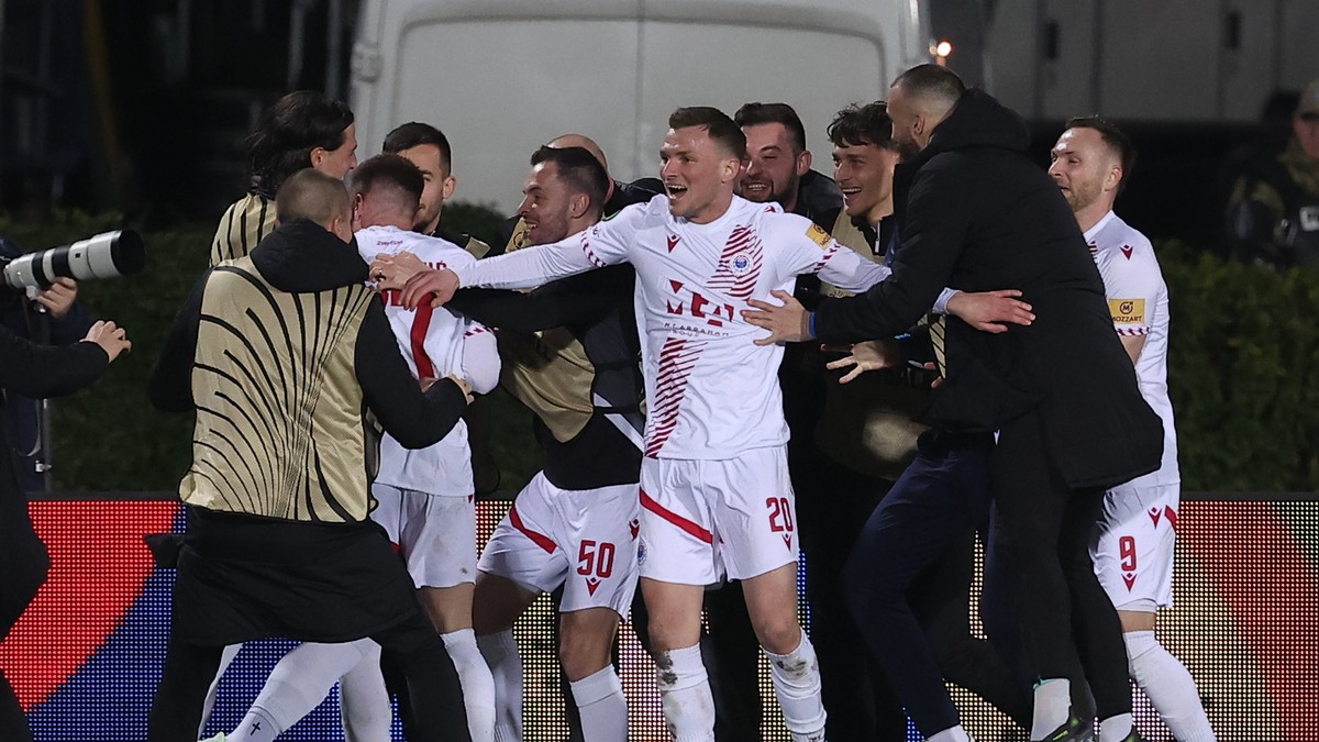 Hráči Mostaru oslavujú gól v sieti Crystal Palace.