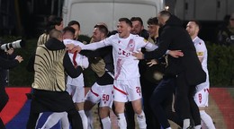 Hráči Mostaru oslavujú gól v sieti Crystal Palace.