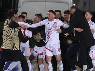 Hráči Mostaru oslavujú gól v sieti Crystal Palace.