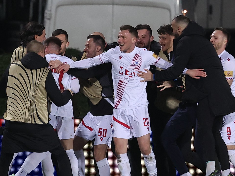 Hráči Mostaru oslavujú gól v sieti Crystal Palace.