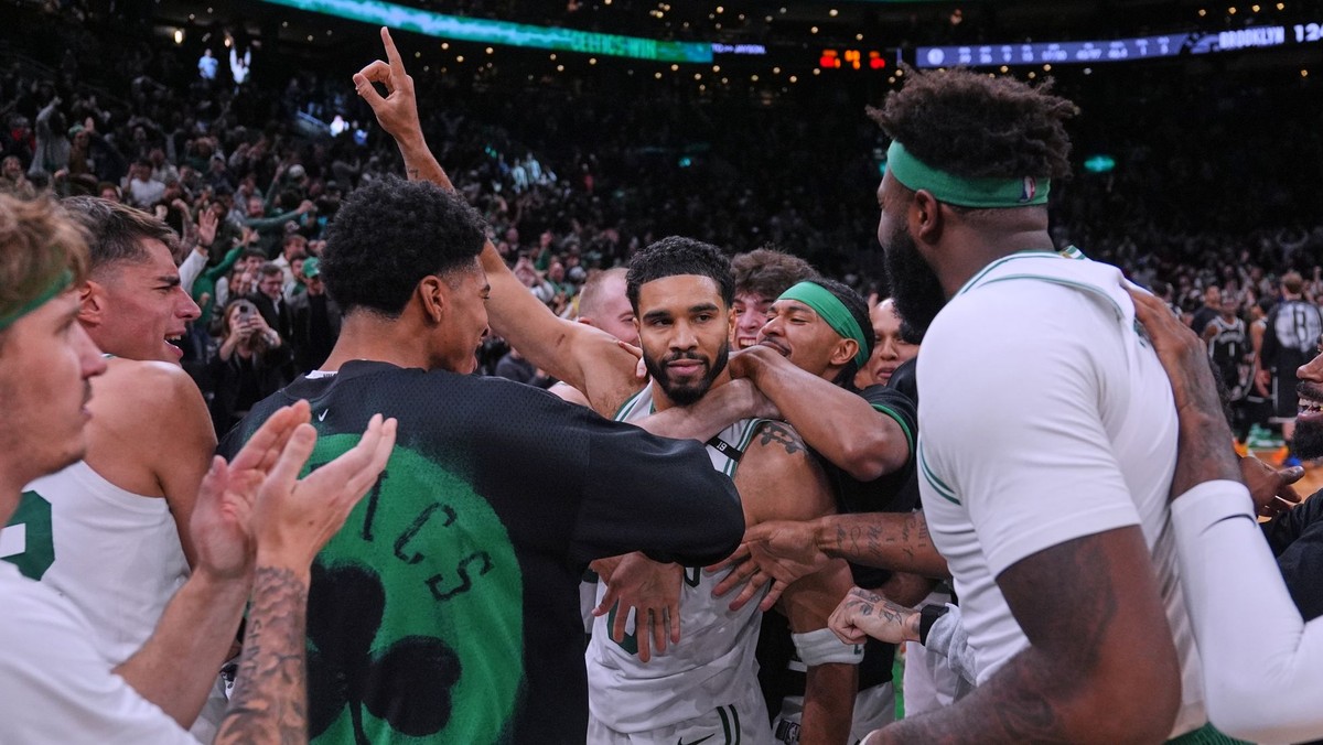 Jayson Tatum oslavuje so spoluhráčmi víťazný kôš