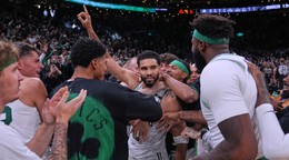 Jayson Tatum oslavuje so spoluhráčmi víťazný kôš