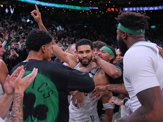 Jayson Tatum oslavuje so spoluhráčmi víťazný kôš