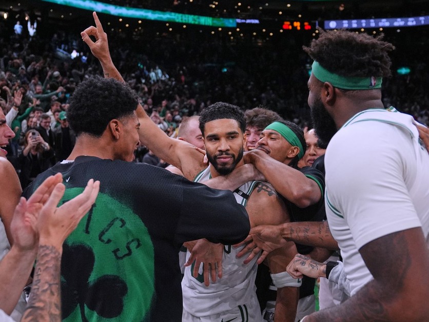 Jayson Tatum oslavuje so spoluhráčmi víťazný kôš