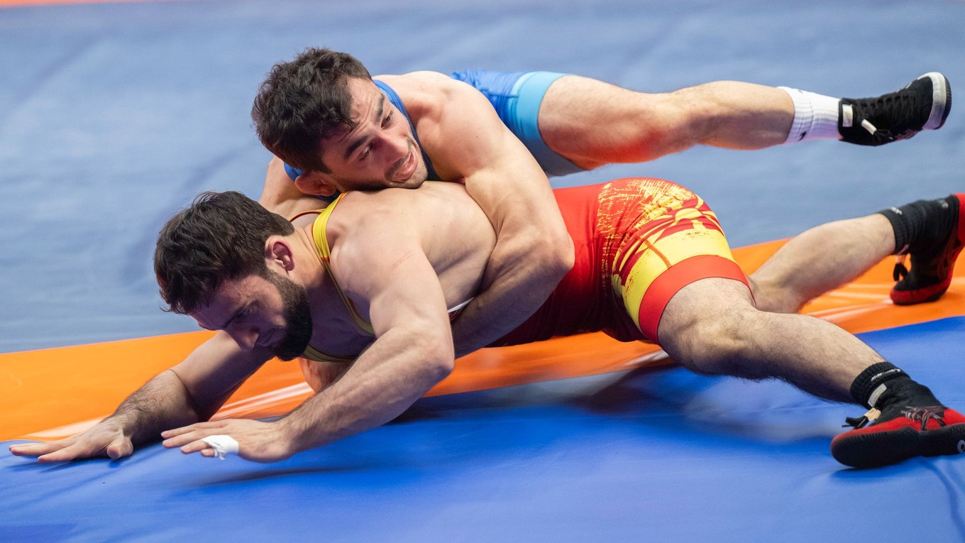 Slovenský zápasník Tajmuraz Salkazanov (hore).