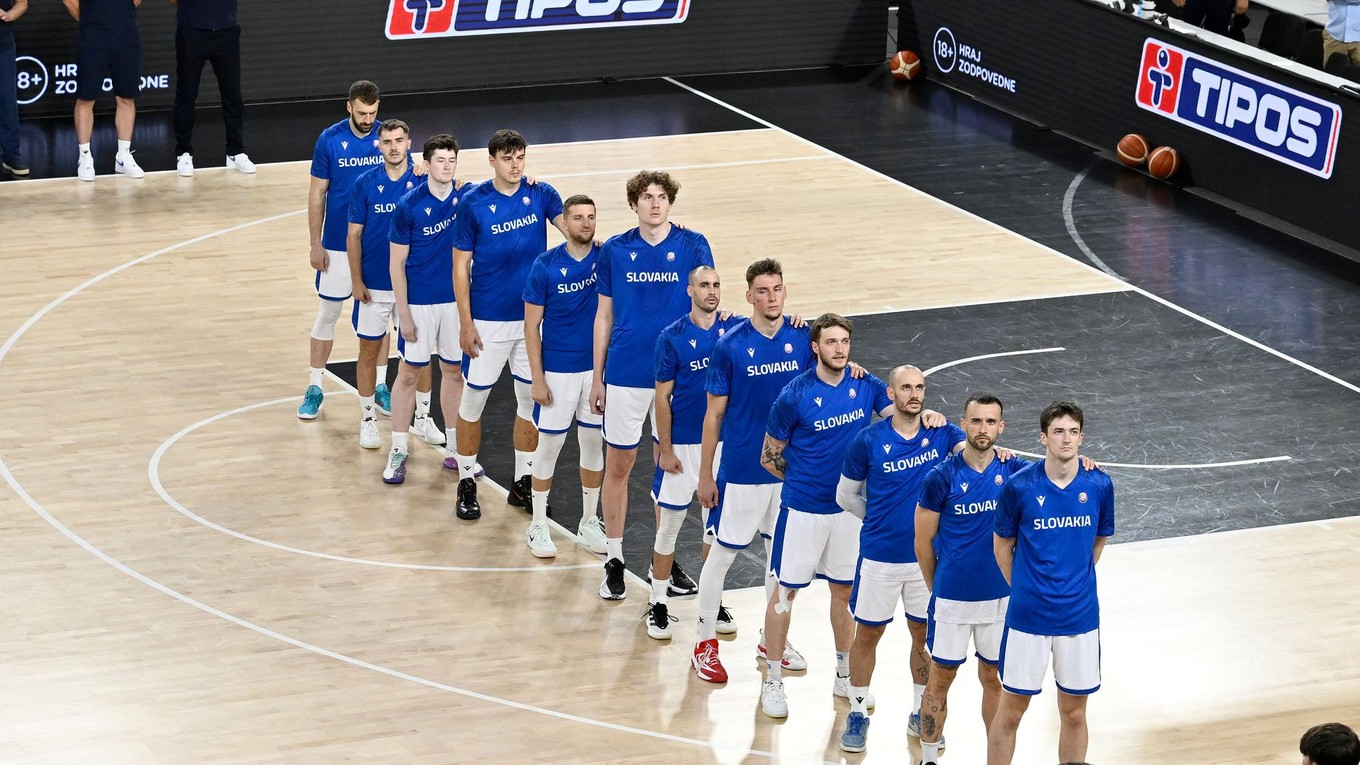 Slovenský tím počas hymny pred stretnutím druhej fázy predkvalifikácie MS 2027 skupiny A v basketbale mužov  Slovensko - Švajčiarsko.