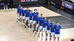 Slovenský tím počas hymny pred stretnutím druhej fázy predkvalifikácie MS 2027 skupiny A v basketbale mužov  Slovensko - Švajčiarsko.