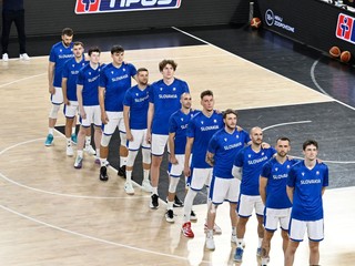 Slovenský tím počas hymny pred stretnutím druhej fázy predkvalifikácie MS 2027 skupiny A v basketbale mužov  Slovensko - Švajčiarsko.