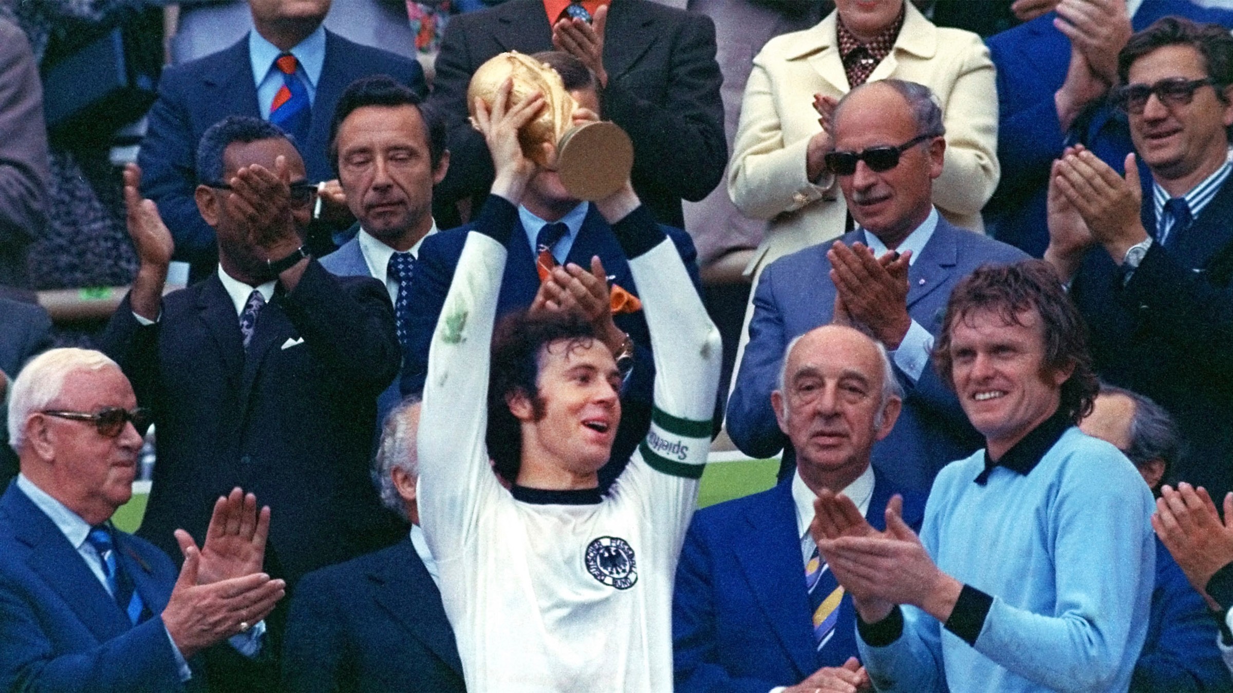 Franz Beckenbauer dvíha na hlavu trofej po víťazstve vo finále MS 1974