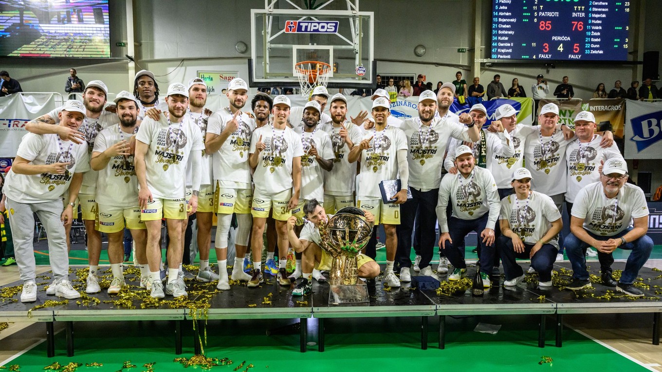 Basketbalisti Patriotov Levice oslavujú majstrovský titul po piatom zápase finále play off Tipos SBL v basketbale mužov medzi Patrioti Levice a Inter Bratislava.