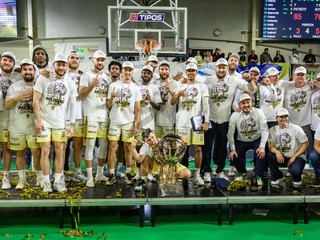 Basketbalisti Patriotov Levice oslavujú majstrovský titul po piatom zápase finále play off Tipos SBL v basketbale mužov medzi Patrioti Levice a Inter Bratislava.