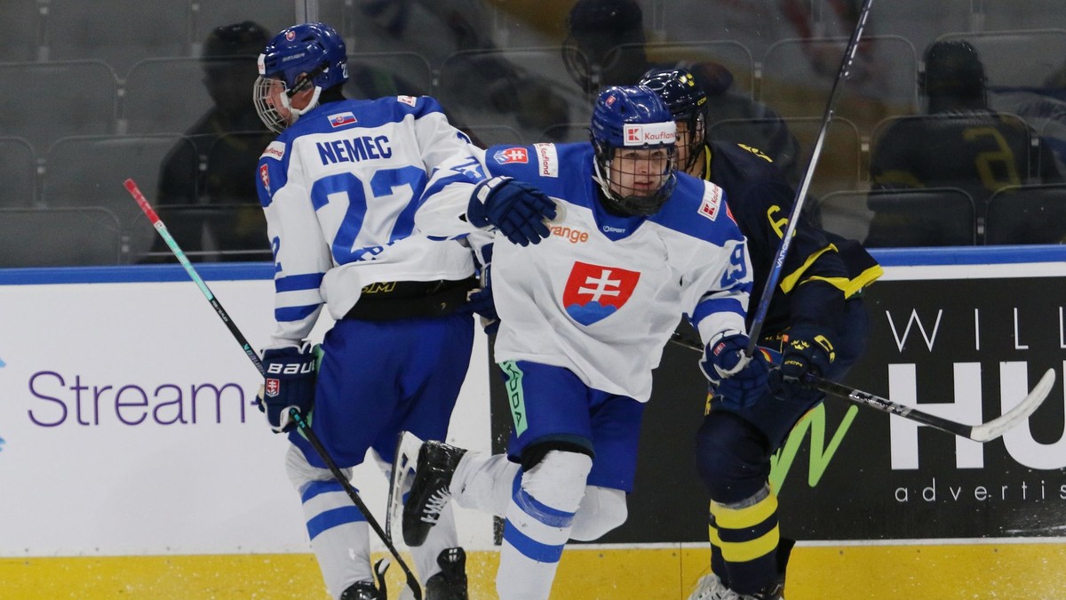 Adam Nemec (vľavo) a Tomáš Chrenko v zápase Slovensko U18 - Švédsko U18 na turnaji Hlinka Gretzky Cup 2024