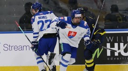 Adam Nemec (vľavo) a Tomáš Chrenko v zápase Slovensko U18 - Švédsko U18 na turnaji Hlinka Gretzky Cup 2024