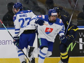 Adam Nemec (vľavo) a Tomáš Chrenko v zápase Slovensko U18 - Švédsko U18 na turnaji Hlinka Gretzky Cup 2024