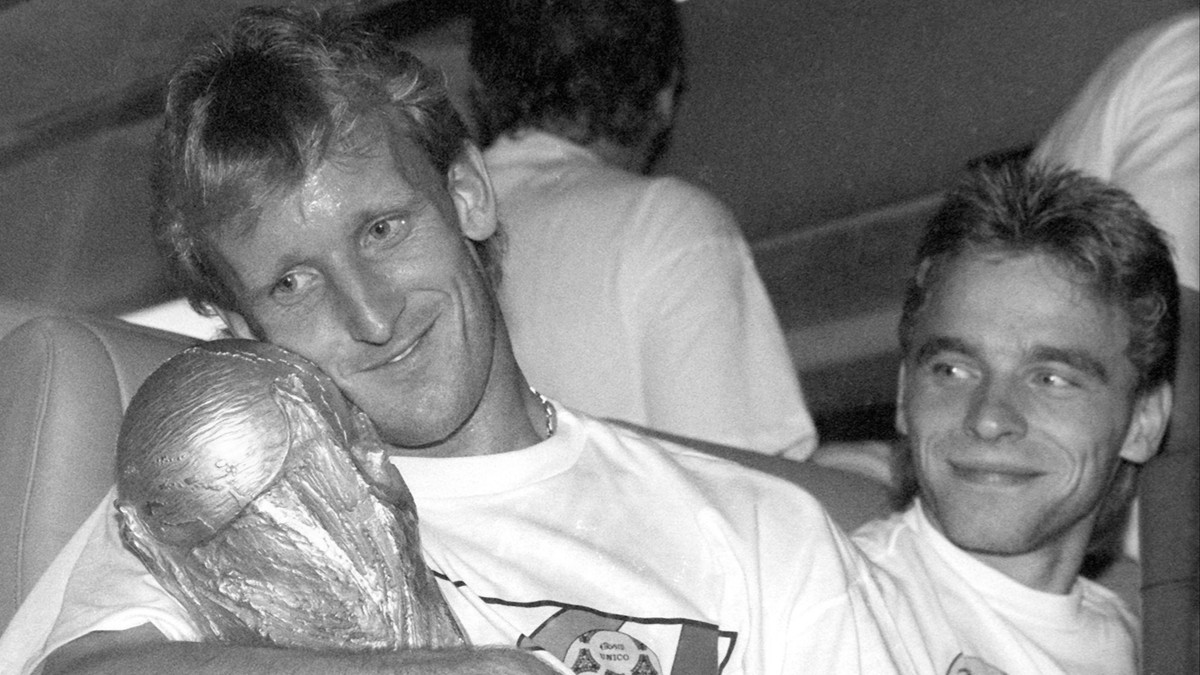 Der ehemalige deutsche Nationalspieler Andreas Brehme ist im Alter von 63 Jahren gestorben.