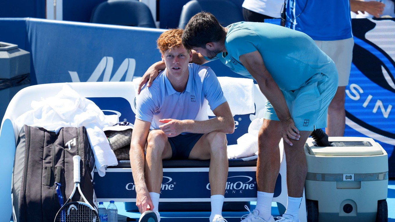 Carlos Alcaraz utešuje Jannika Sinnera po tom, čo skrečoval finále turnaja v Cincinnati 2025.