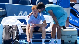 Carlos Alcaraz utešuje Jannika Sinnera po tom, čo skrečoval finále turnaja v Cincinnati 2025.