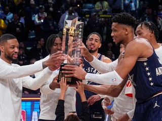 Tím Východu, vedený Giannisom Antetokounmpom (vpravo) vyhral vlani.