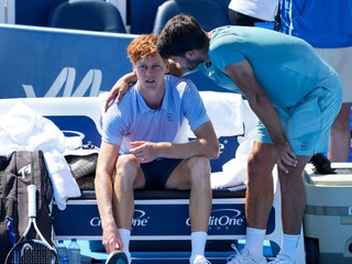 Carlos Alcaraz utešuje Jannika Sinnera po tom, čo skrečoval finále turnaja v Cincinnati 2025.