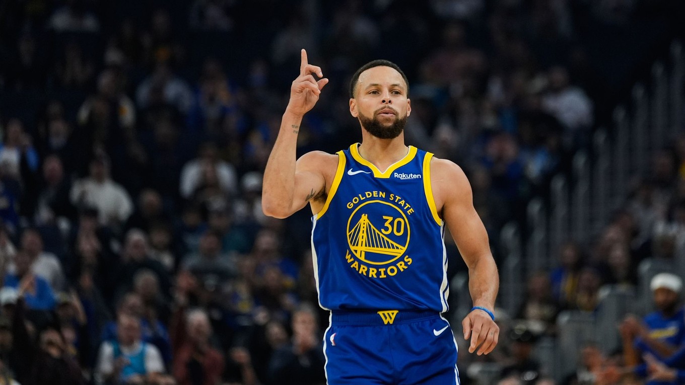 Hráč Golden State Warriors Stephen Curry (30) oslavuje po úspešnej trojbodovej strele.