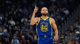 Hráč Golden State Warriors Stephen Curry (30) oslavuje po úspešnej trojbodovej strele.
