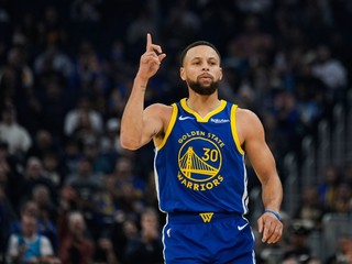 Hráč Golden State Warriors Stephen Curry (30) oslavuje po úspešnej trojbodovej strele.