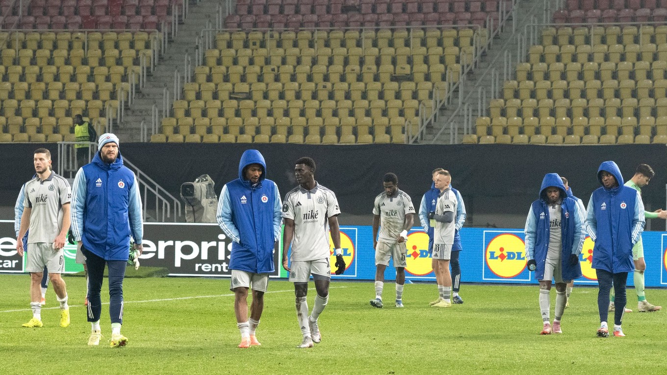 Na snímke hráči Slovana po ukončení stretnutia 5. kola ligovej fázy Konferenčnej ligy.