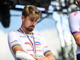 Zranený Peter Sagan po páde v záverečnom šprinte národného šampionátu v Tlmačoch.