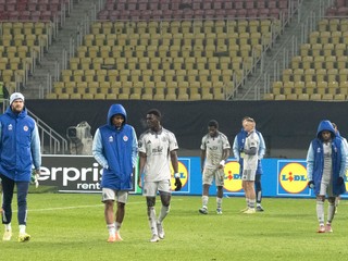 Na snímke hráči Slovana po ukončení stretnutia 5. kola ligovej fázy Konferenčnej ligy.