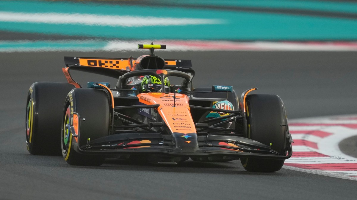 Britský jazdec F1 Lando Norris na McLarene počas druhého tréningu na Veľkú cenu Abú Zabí formuly 1.