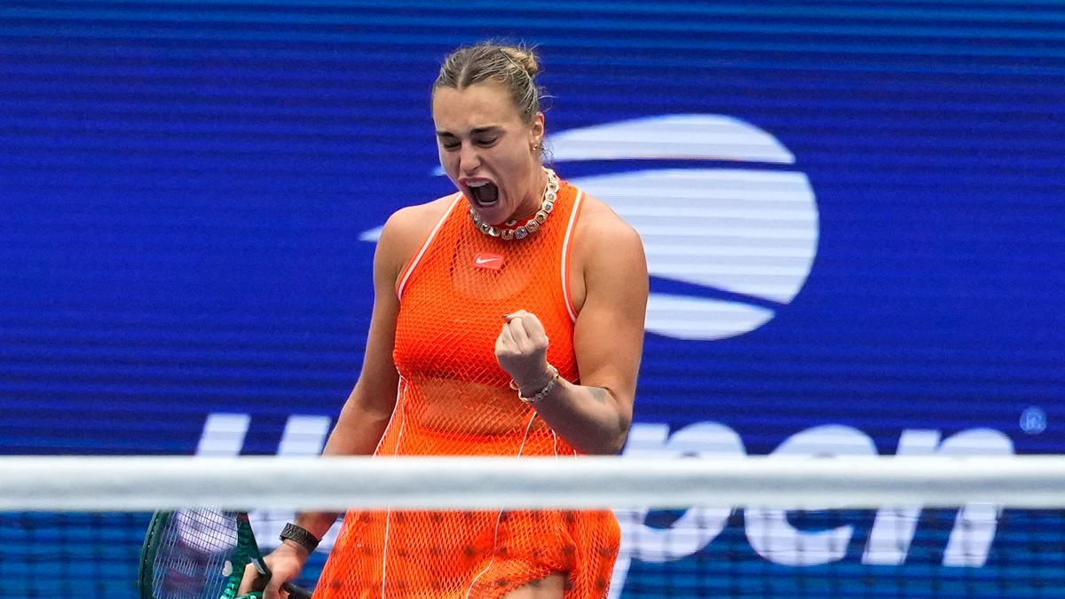 Na snímke bieloruská tenistka Arina Sobolenková sa teší počs osemfinále ženskej dvojhry proti Američanke Taylor Townsendovej na grandslamovom turnaji US Open 2026.